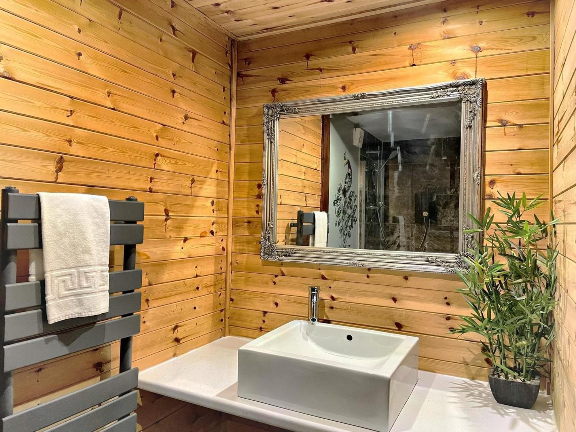 Wren 8-Hot Tub-Woodland Lodges-St Clears-Carmarthen-Tenby 外观 照片