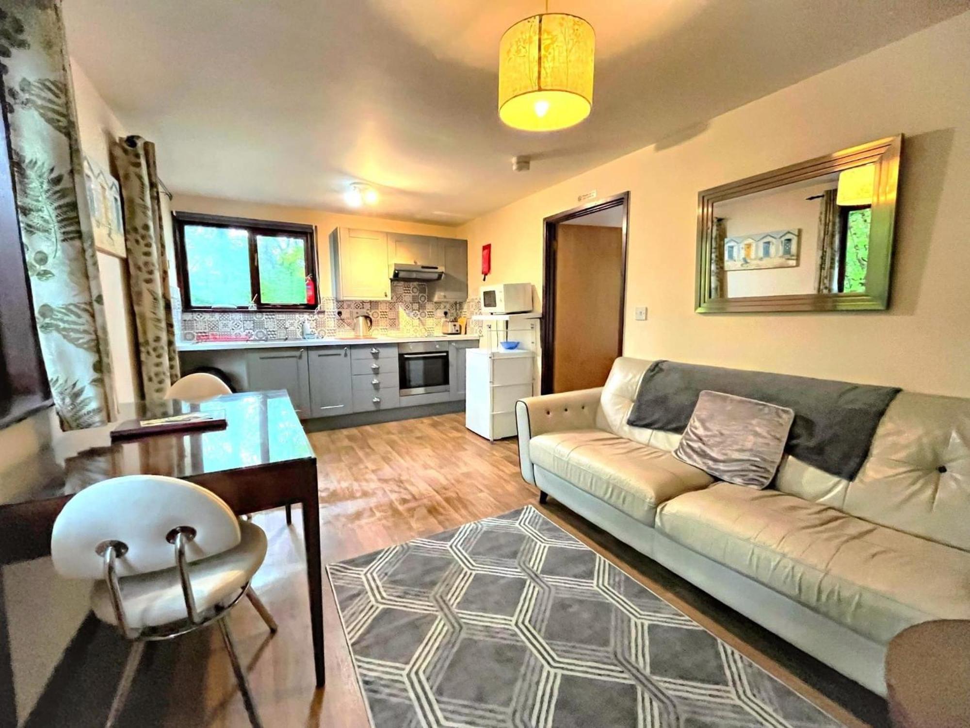 Wren 8-Hot Tub-Woodland Lodges-St Clears-Carmarthen-Tenby 外观 照片